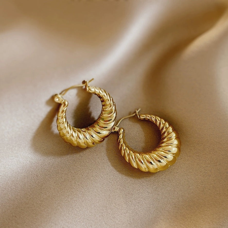 Elegant 10K Gold Scalloped Edge Tapered Medium Hoop Earrings